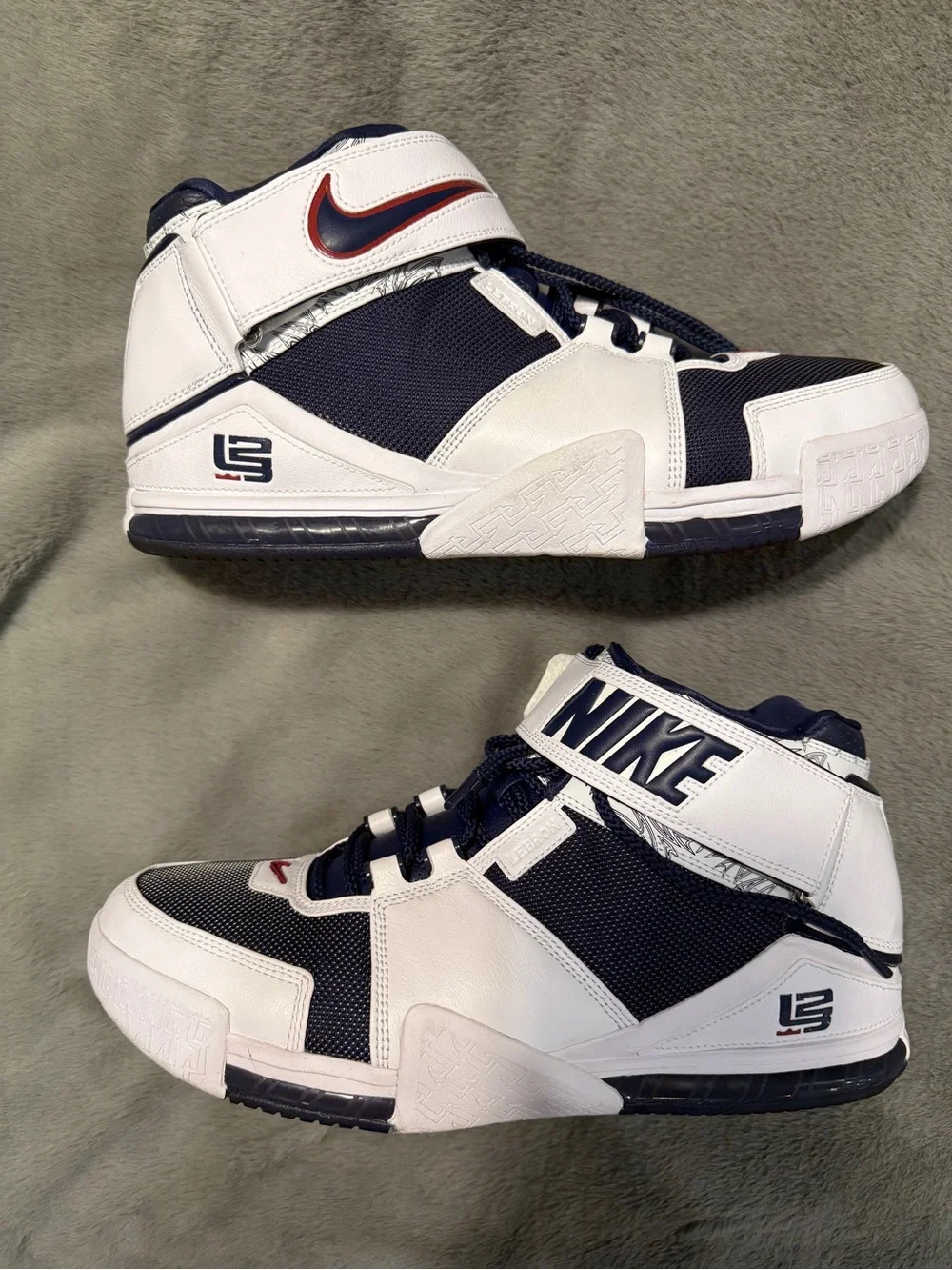 Nike LeBron Zoom 2 Midnight Navy Size 13M lightly worn no box